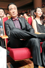 组图：吴镇宇时尚盛典帅气 钟丽缇绿裙秀性感