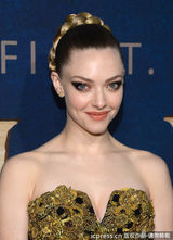 组图：海瑟薇俏皮短发抢眼 阿曼达宝石抹胸裙美艳