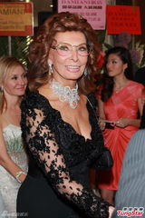 组图：索菲亚罗兰蕾丝黑裙秀丰乳 展巨星风采