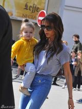 组图：贝嫂携子女团外出 小七亮黄衫卖萌抢镜