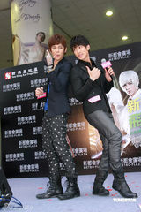 幻灯图集：飞轮海迟到狂迷不减 吴尊惨被摸胸尴尬