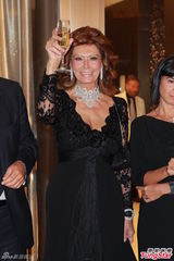 组图：索菲亚罗兰蕾丝黑裙秀丰乳 展巨星风采