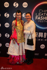 组图：郑秀文许志安林丹等助阵皮具盛典谈时尚