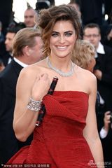组图：名模戛纳助阵红毯 胸前别铁棍标新立异