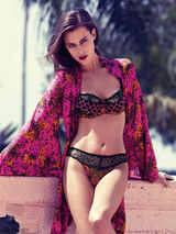 组图：超模金-克鲁尔三点式秀娇乳 复古魅惑