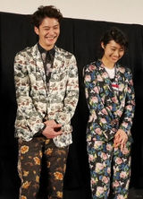 组图：冈田将生扮高中生尴尬 搭档忽那汐里默契