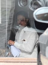 组图：皮特拍新戏《顾问》 眼睛被揍帅气难改