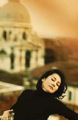 组图：许晴威尼斯怀旧写真致敬电影人 展迷人风情