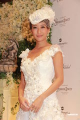 组图：谢婷婷着奢华婚纱 希望年年穿嫁衣