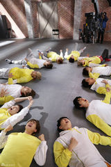 高清组图：EXO拍饮料广告 交杯对饮玩手影游戏