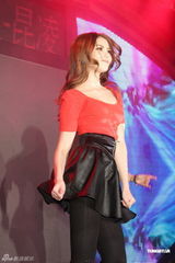 组图：昆凌劲歌热舞秀身材 结婚大事只等周董点头