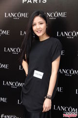 组图：佘诗曼与TVB有合约 与岑丽香同行感年轻