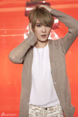 组图：刘力扬一改往日中性风 裸色系装扮显优雅