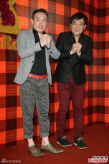 组图：黄小柔出嫁盼造人 穿低胸婚纱挽老公亮相