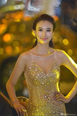 组图：车模兽兽性感透视黄金奶 自信爆乳微笑