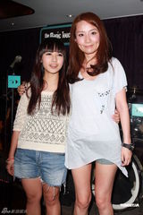 组图：范晓萱携母亲办音乐会泪洒现场