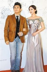 组图：吴奇隆2012年曾亲昵牵手刘诗诗眼神温柔