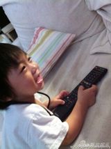 组图：Kimi成长全纪录 和妈妈啃饼干跟爸爸学车