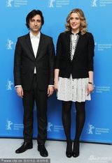 组图：《弗兰西丝夏》发布 女主角短裙俏丽亮相