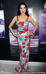 组图：脱衣舞娘黛塔红唇抢眼 蓝色花朵长裙妖娆