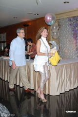 高清图：李嘉欣为儿子JAYDEN开百日宴