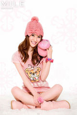 幻灯图集：张如意冬日写真 粉色装扮暖意融融