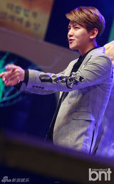 组图：EXO与Apink助阵颁奖礼 f(x)水晶捧奖