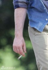 组图：丹尼尔新片场照曝光 “哈利波特”抽烟耍帅