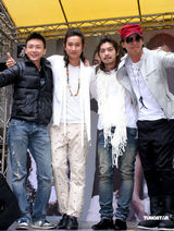 幻灯图：浪花兄弟签唱辣妹应援 黄义达柯有伦助阵