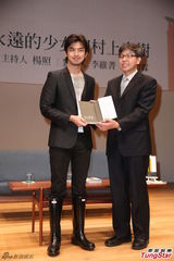 组图：陈柏霖黑色西装现身 脚穿雨靴造型混搭