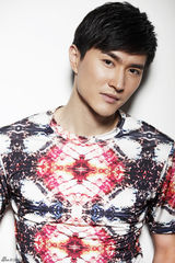 组图：陆昱霖最新写真个性潮装时尚感出众