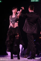 组图：梁咏琪个唱落幕性感典雅 外籍男友现身支持