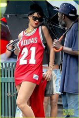 组图：蕾哈娜穿篮球裙散步 全套金饰奢华抢镜