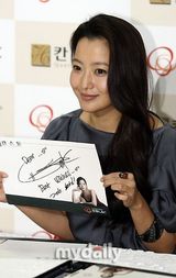 幻灯图集：金喜善首尔举行签名会 众多粉丝参加
