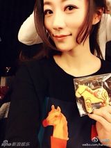 组图：韩雪卖萌嘟脸可爱 逆光自拍显女神范儿