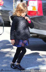 组图：阿尔芭老公携女儿亮相 小奥诺吐舌卖萌