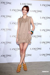 高清组图：安以轩蓝裙现身秀香肩 勾人电眼吸睛有方