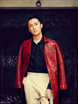 组图：迟帅全新圆寸造型大片表情酷帅