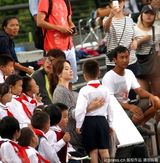 组图：宋慧乔拍公益片与小学生打成一片展亲和力