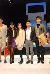 组图：龚蓓苾与窦骁出席活动 亲切交谈合影留念