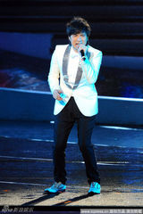 幻灯：世博会音乐盛典群星璀璨  张韶涵舞台失足