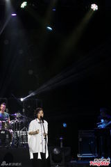 组图：刘思涵白衬衫酷帅开唱 回娘家谢粉丝