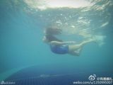 组图：娜扎变美人鱼 水中展优美身段乳沟隐现