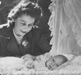 组图：威廉王子曝最新全家福 凯特抱娃母爱十足