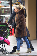 组图：西耶娜-米勒与斯图里奇携女甜蜜出行