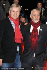 幻灯：本-斯蒂勒《格林伯格》首映 红裙女主角亮丽