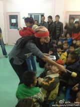 组图：张柏芝牵手小孩跳江南style被赞有爱心