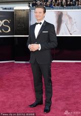 组图：杰瑞米-雷纳任颁奖嘉宾 展电眼魅力