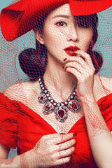 组图：石天琦情人节写真 演绎画报中国红