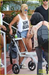 组图：碧昂斯清凉造型携女出街 Blue咬奶嘴卖萌